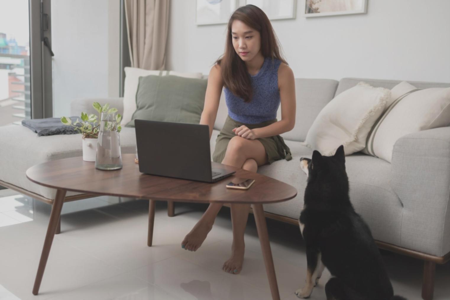 Teilnehmer bei der Analyse von Finanzberichten und Geschäftsstrategien